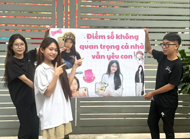 Phụ huynh 'chia lửa', đợi con thi tốt nghiệp THPT- Ảnh 5. Phụ huynh 'chia lửa', đợi con thi tốt nghiệp THPT- Ảnh 5.
