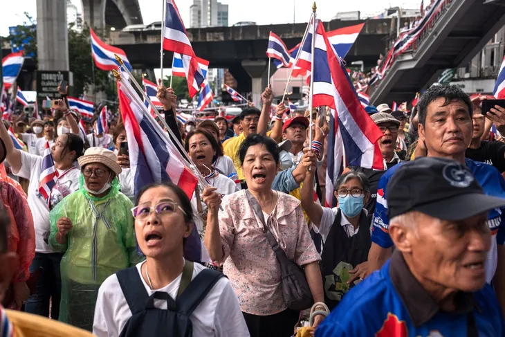 Biểu tình lớn ở Bangkok yêu cầu Thủ tướng Thái Lan Paetongtarn từ chức - Ảnh 1.