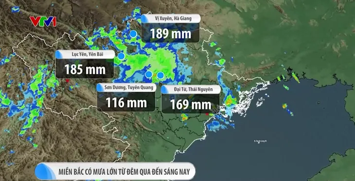 Mưa lớn gây ngập và sạt lở nhiều nơi ở miền Bắc - Ảnh 1.