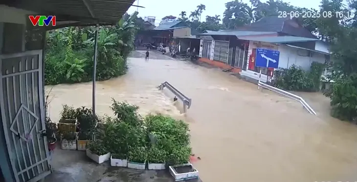 Mưa lớn gây ngập và sạt lở nhiều nơi ở miền Bắc - Ảnh 2.