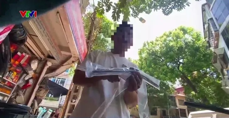 Siết chặt hàng giả, hàng lậu từ "chợ trời" đến chợ trực tuyến - Ảnh 2.