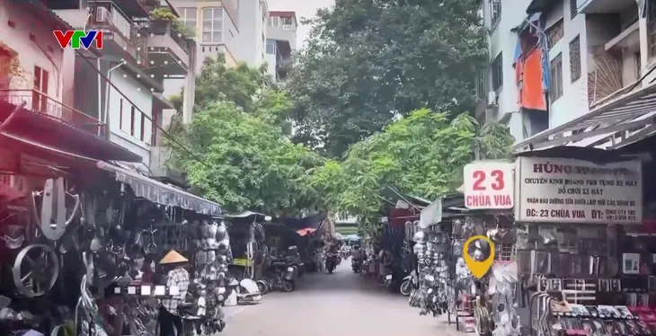 Siết chặt hàng giả, hàng lậu từ "chợ trời" đến chợ trực tuyến - Ảnh 1.