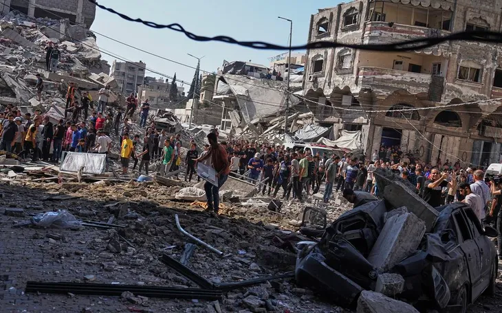 Người dân Palestine kiểm tra hiện trường sau một cuộc không kích của Israel tại thành phố Gaza, ngày 27/6/2025. (Ảnh: AP) Người dân Palestine kiểm tra hiện trường sau một cuộc không kích của Israel tại thành phố Gaza, ngày 27/6/2025. (Ảnh: AP)