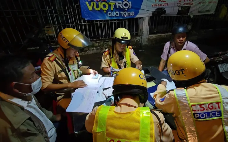 Lực lượng CSGT đang lập biên bản những hành vi vi phạm. Ảnh: V.N. Lực lượng CSGT đang lập biên bản những hành vi vi phạm. Ảnh: V.N.
