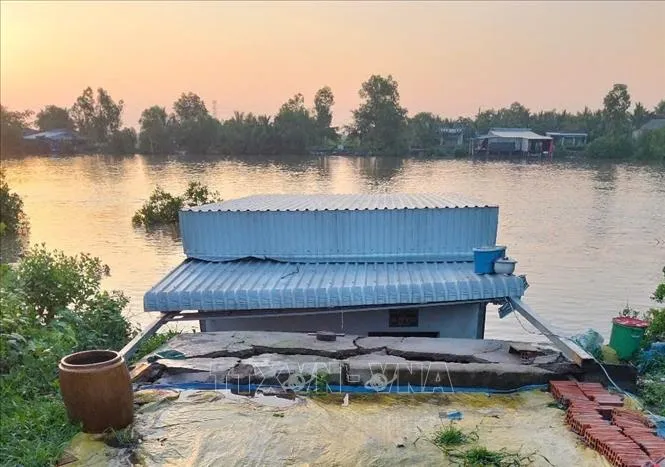 Sạt lở đất trong đêm gây thiệt hại nhiều nhà dân ở Cà Mau - Ảnh 1.