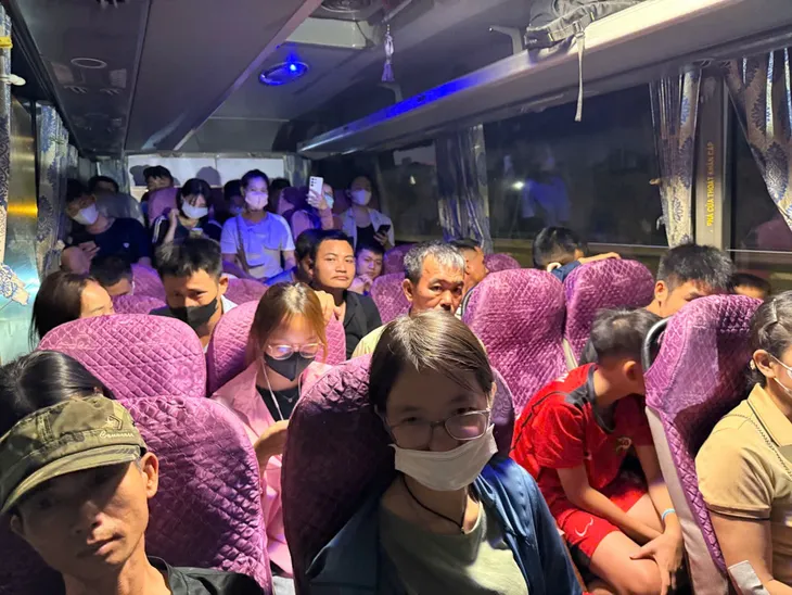 CSGT Hà Nội truy quét vi phạm vận tải ban đêm, hàng nghìn trường hợp bị xử lý - Ảnh 2.