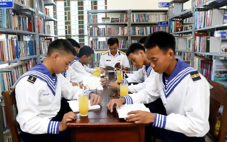 Cán bộ, chiến sĩ đọc sách, thưởng thức cà phê, nước trái cây tại Thư viện Vùng 3 Hải quân Cán bộ, chiến sĩ đọc sách, thưởng thức cà phê, nước trái cây tại Thư viện Vùng 3 Hải quân
