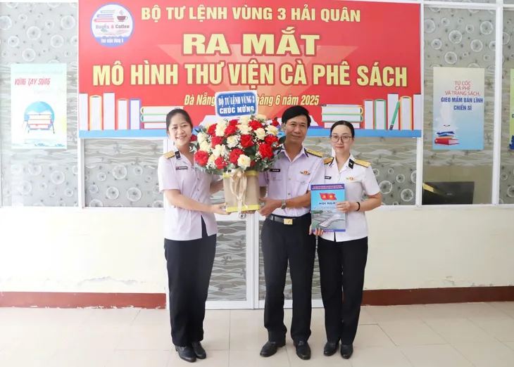 Vùng 3 Hải quân ra mắt mô hình "Thư viện cà phê sách" - Ảnh 3.
