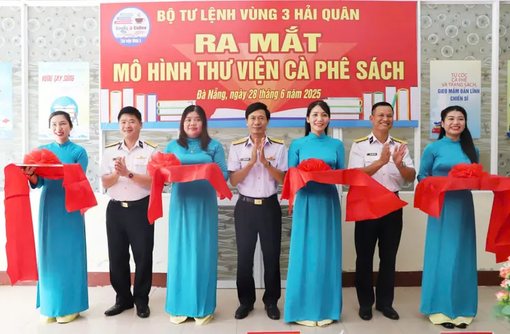Vùng 3 Hải quân ra mắt mô hình "Thư viện cà phê sách" - Ảnh 1.