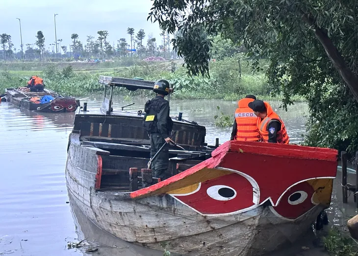 Bắt 6 đối tượng khai thác cát trái phép trên sông Đồng Nai - Ảnh 2.