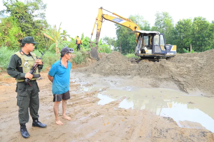 Bắt 6 đối tượng khai thác cát trái phép trên sông Đồng Nai - Ảnh 4.