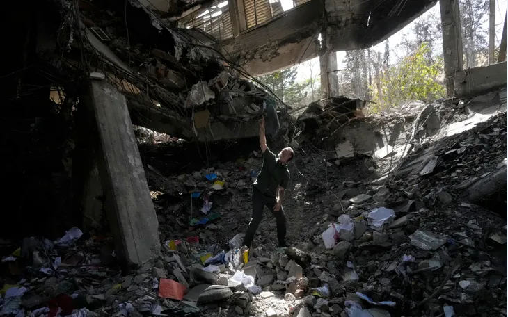 Tòa nhà tại Tehran, Iran bị phá hủy sau các cuộc không kích của Israel (Ảnh: AP) Tòa nhà tại Tehran, Iran bị phá hủy sau các cuộc không kích của Israel (Ảnh: AP)