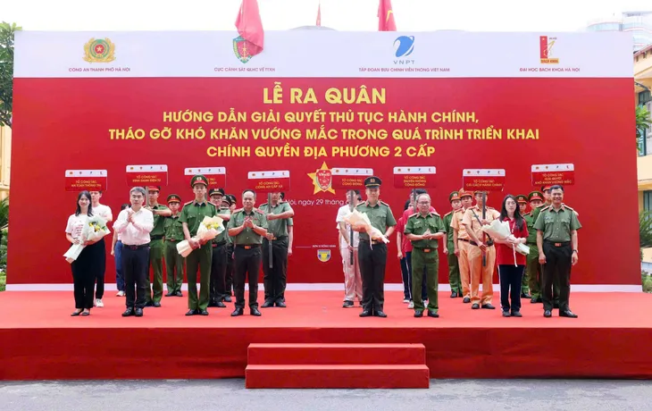 Công an Hà Nội ra quân hướng dẫn thủ tục hành chính triển khai chính quyền 2 cấp - Ảnh 1. Công an Hà Nội ra quân hướng dẫn thủ tục hành chính triển khai chính quyền 2 cấp - Ảnh 1.