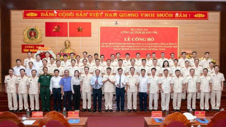 Công an tỉnh Quảng Trị công bố quyết định sáp nhập và bổ nhiệm cán bộ - Ảnh 6.