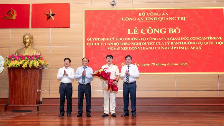Công an tỉnh Quảng Trị công bố quyết định sáp nhập và bổ nhiệm cán bộ - Ảnh 2.