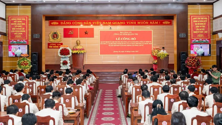 Công an tỉnh Quảng Trị công bố quyết định sáp nhập và bổ nhiệm cán bộ - Ảnh 1.