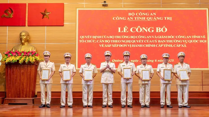 Công an tỉnh Quảng Trị công bố quyết định sáp nhập và bổ nhiệm cán bộ - Ảnh 3.