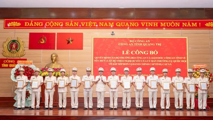 Công an tỉnh Quảng Trị công bố quyết định sáp nhập và bổ nhiệm cán bộ - Ảnh 4.