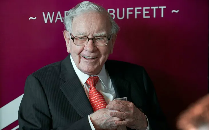 Ông Warren Buffett chơi bài bridge sau cuộc họp cổ đông Berkshire Hathaway tại Omaha, ngày 5/5/2019. (Ảnh: AP) Ông Warren Buffett chơi bài bridge sau cuộc họp cổ đông Berkshire Hathaway tại Omaha, ngày 5/5/2019. (Ảnh: AP)