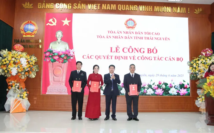 Chánh án Tòa án nhân dân tỉnh Thái Nguyên trao quyết định của Chánh án Tòa án nhân dân tối cao bổ nhiệm 3 đồng chí Phó Chánh án Tòa án nhân dân tỉnh Thái Nguyên (mới). Chánh án Tòa án nhân dân tỉnh Thái Nguyên trao quyết định của Chánh án Tòa án nhân dân tối cao bổ nhiệm 3 đồng chí Phó Chánh án Tòa án nhân dân tỉnh Thái Nguyên (mới).