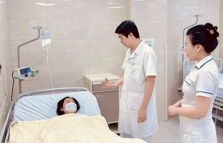 Tái tạo ngực bằng vạt da từ bụng nối mạch vi phẫu - Ảnh 1.