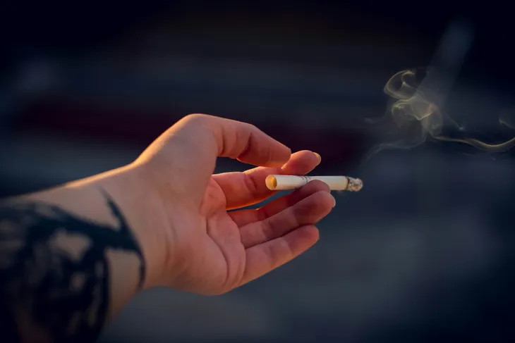 Pháp chính thức cấm hút thuốc lá ở nhiều nơi công cộng - Ảnh 1.