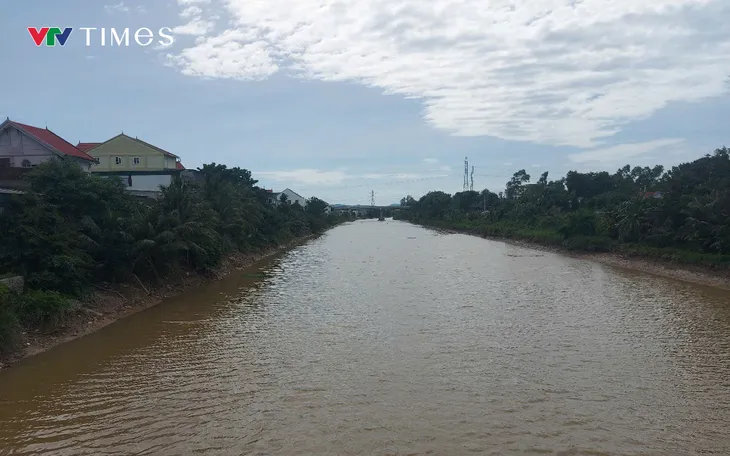 Dọc tuyến kênh tiêu Vách Bắc dài gần 4km đoạn qua xã Đô Thành, huyện Yên Thành, xuất hiện nhiều ngôi nhà đang xây bên hành lang sông. Ảnh Ngọc Quân. Dọc tuyến kênh tiêu Vách Bắc dài gần 4km đoạn qua xã Đô Thành, huyện Yên Thành, xuất hiện nhiều ngôi nhà đang xây bên hành lang sông. Ảnh Ngọc Quân.