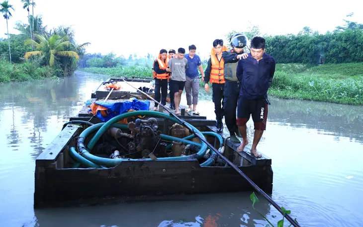 Ghe khai thác cát trái phép của Hồ Ngọc Đức. Ảnh: C.A Ghe khai thác cát trái phép của Hồ Ngọc Đức. Ảnh: C.A
