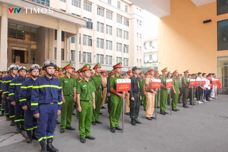 Công an Hà Nội ra quân hướng dẫn thủ tục hành chính triển khai chính quyền 2 cấp - Ảnh 4.