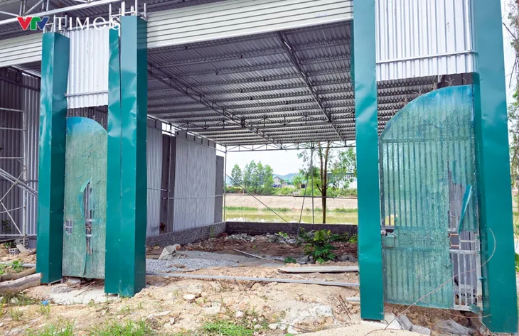 Nghệ An: Lợi dụng sáp nhập xã, người dân lén lút xây nhà trên hành lang bờ kênh tiêu - Ảnh 4.