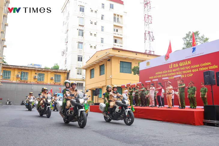 Công an Hà Nội ra quân hướng dẫn thủ tục hành chính triển khai chính quyền 2 cấp - Ảnh 5. Công an Hà Nội ra quân hướng dẫn thủ tục hành chính triển khai chính quyền 2 cấp - Ảnh 5.