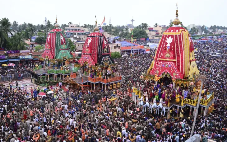 Các tín đồ Hindu tham gia rước xe thần tại thành phố Puri, Ấn Độ ngày 28/6/2025. (Ảnh: AP) Các tín đồ Hindu tham gia rước xe thần tại thành phố Puri, Ấn Độ ngày 28/6/2025. (Ảnh: AP)