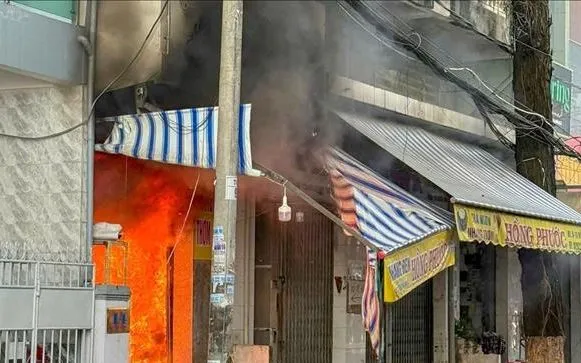 Lửa bốc lên ở tầng trệt cửa hàng kinh doanh nhang đèn nằm trên đường Đồng Khởi, phường Tân An, quận Ninh Kiều, thành phố Cần Thơ. Ảnh: TTXVN
Lửa bốc lên ở tầng trệt cửa hàng kinh doanh nhang đèn nằm trên đường Đồng Khởi, phường Tân An, quận Ninh Kiều, thành phố Cần Thơ. Ảnh: TTXVN