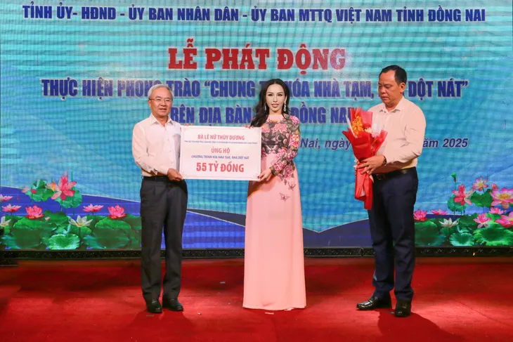 Bà Lê Nữ Thùy Dương ủng hộ 55 tỷ đồng cho chương trình xóa nhà tạm, nhà dột nát tỉnh Đồng Nai- Ảnh 1.
Bà Lê Nữ Thùy Dương ủng hộ 55 tỷ đồng cho chương trình xóa nhà tạm, nhà dột nát tỉnh Đồng Nai- Ảnh 1.