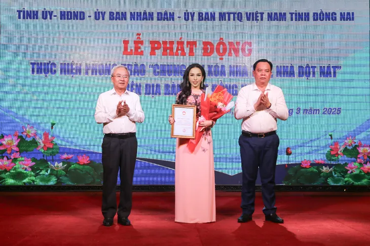 Bà Lê Nữ Thùy Dương ủng hộ 55 tỷ đồng cho chương trình xóa nhà tạm, nhà dột nát tỉnh Đồng Nai- Ảnh 2.
Bà Lê Nữ Thùy Dương ủng hộ 55 tỷ đồng cho chương trình xóa nhà tạm, nhà dột nát tỉnh Đồng Nai- Ảnh 2.