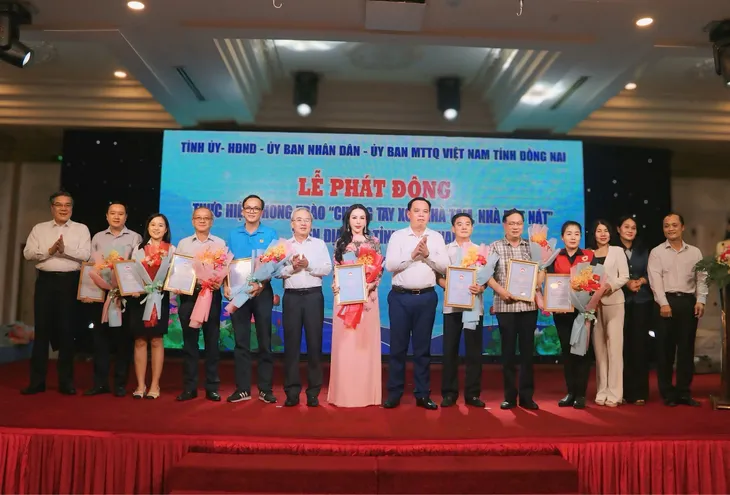 Bà Lê Nữ Thùy Dương ủng hộ 55 tỷ đồng cho chương trình xóa nhà tạm, nhà dột nát tỉnh Đồng Nai- Ảnh 3.
Bà Lê Nữ Thùy Dương ủng hộ 55 tỷ đồng cho chương trình xóa nhà tạm, nhà dột nát tỉnh Đồng Nai- Ảnh 3.
