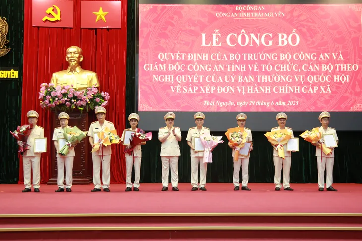 Công an Thái Nguyên công bố các quyết định về tổ chức, cán bộ sau sáp nhập - Ảnh 1.