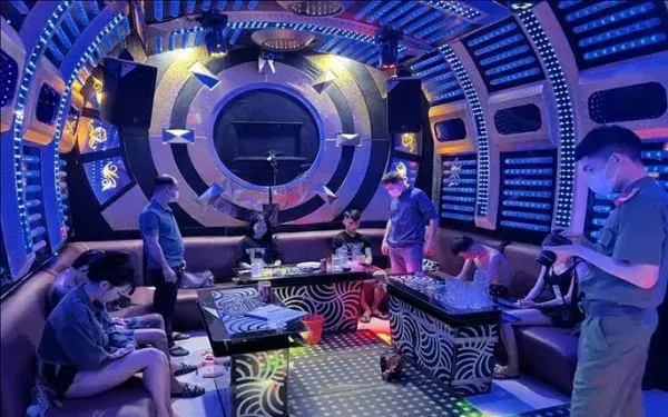 Nhóm thanh niên bị lực lượng công an phát hiện khi đang sử dụng chất ma túy trong quán karaoke. Ảnh: Công an tỉnh Quảng Ngãi Nhóm thanh niên bị lực lượng công an phát hiện khi đang sử dụng chất ma túy trong quán karaoke. Ảnh: Công an tỉnh Quảng Ngãi