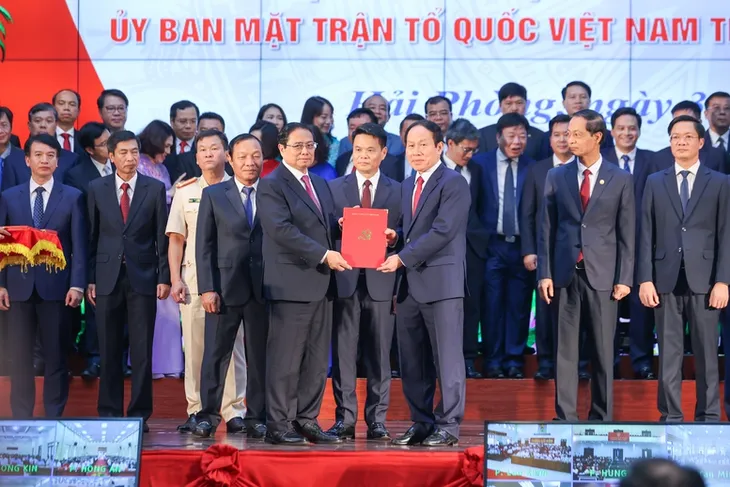 Thủ tướng: Hải Phòng (mới) gương mẫu, đi đầu xây dựng thành phố XHCN trong kỷ nguyên mới - Ảnh 2.