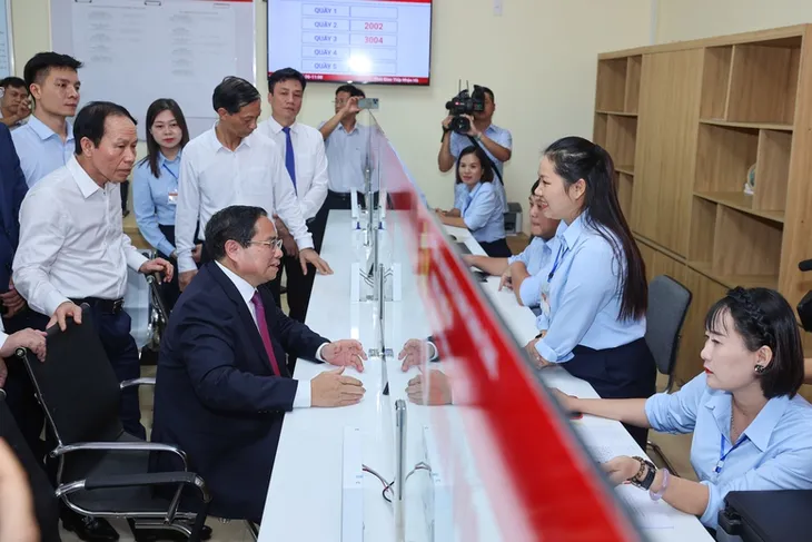 Thủ tướng: Tuyệt đối không để người dân "sợ hay ngại" khi đến cơ quan công quyền - Ảnh 2.
