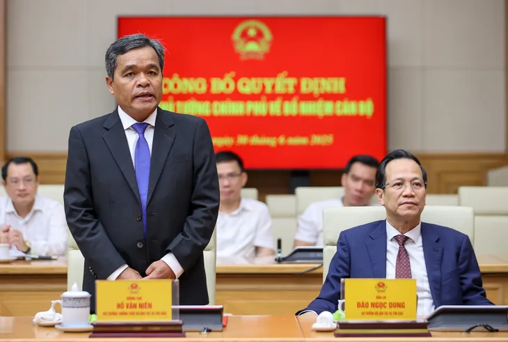 Thủ tướng trao quyết định bổ nhiệm 2 cán bộ cấp Thứ trưởng - Ảnh 3.