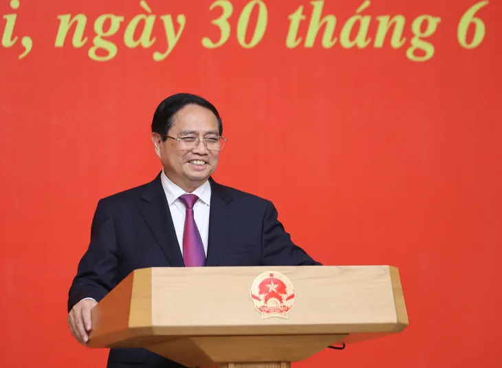 Thủ tướng trao quyết định bổ nhiệm 2 cán bộ cấp Thứ trưởng - Ảnh 1.