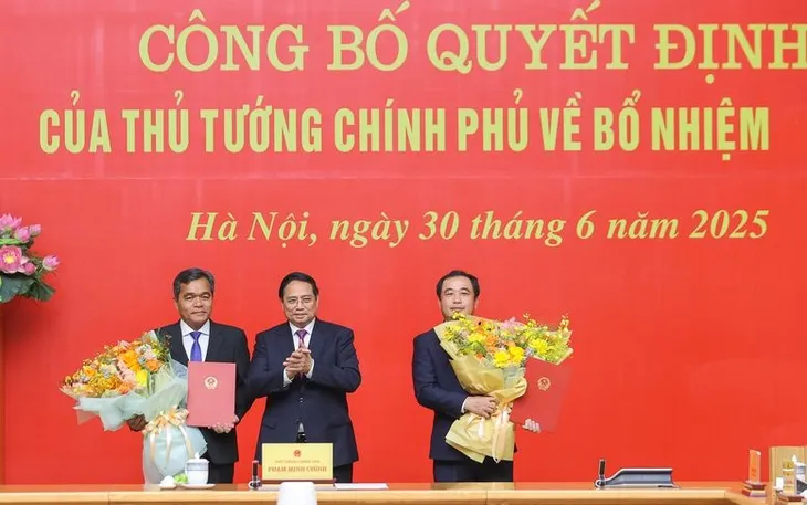 Thủ tướng Phạm Minh Chính trao các quyết định điều động và bổ nhiệm đồng chí Trần Đức Thắng giữ chức Phó Tổng Thanh tra Thường trực Thanh tra Chính phủ; đồng chí Hồ Văn Niên giữ chức Thứ trưởng Thường trực Bộ Dân tộc và Tôn giáo - Ảnh: VGP