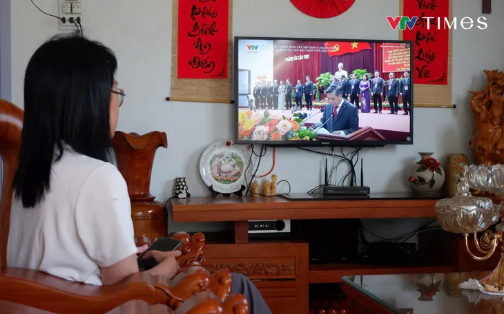 Chị Nga theo dõi Lễ công bố Nghị quyết, Quyết định của Trung ương và địa phương về sáp nhập đơn vị hành chính của TP Cần Thơ được phát sóng trên kênh VTV Cần Thơ. (Ảnh: NVCC). Chị Nga theo dõi Lễ công bố Nghị quyết, Quyết định của Trung ương và địa phương về sáp nhập đơn vị hành chính của TP Cần Thơ được phát sóng trên kênh VTV Cần Thơ. (Ảnh: NVCC).