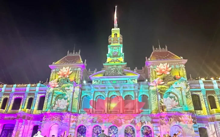 TP Hồ Chí Minh thường xuyên có các hoạt động biểu diễn nghệ thuật trên đường phố và trình chiếu ánh sáng TP Hồ Chí Minh thường xuyên có các hoạt động biểu diễn nghệ thuật trên đường phố và trình chiếu ánh sáng