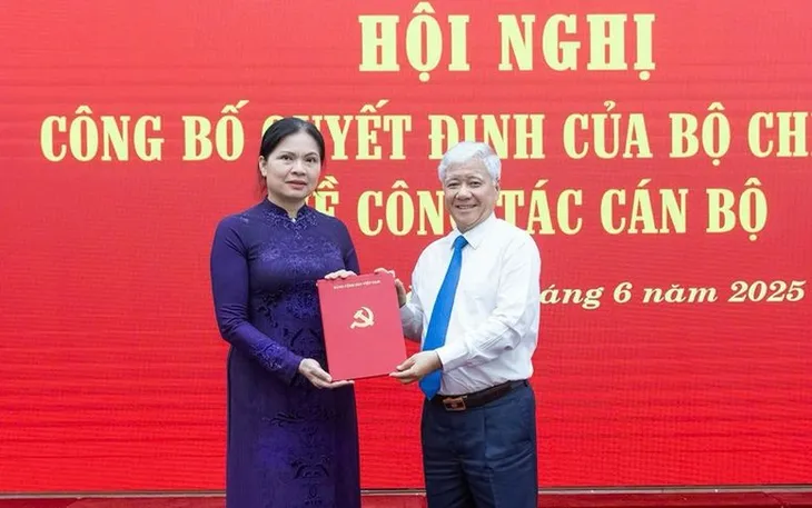 Ông Đỗ Văn Chiến, Ủy viên Bộ Chính trị, Bí thư Trung ương Đảng, Bí thư Đảng ủy MTTQ các đoàn thể Trung ương, Chủ tịch Ủy ban Trung ương MTTQ Việt Nam trao Quyết định cho bà Hà Thị Nga - Ảnh:VGP Ông Đỗ Văn Chiến, Ủy viên Bộ Chính trị, Bí thư Trung ương Đảng, Bí thư Đảng ủy MTTQ các đoàn thể Trung ương, Chủ tịch Ủy ban Trung ương MTTQ Việt Nam trao Quyết định cho bà Hà Thị Nga - Ảnh:VGP