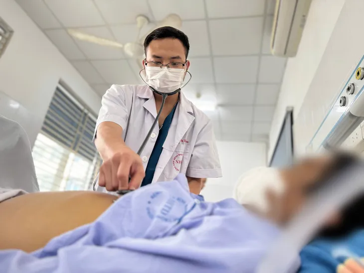 Nguy kịch vì tự ý dừng thuốc điều trị viêm gan - Ảnh 1.
