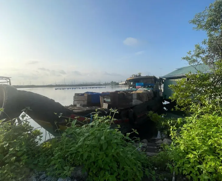 Bắt quả tang buôn lậu xăng dầu quy mô lớn trên sông Thị Vải - Ảnh 1.