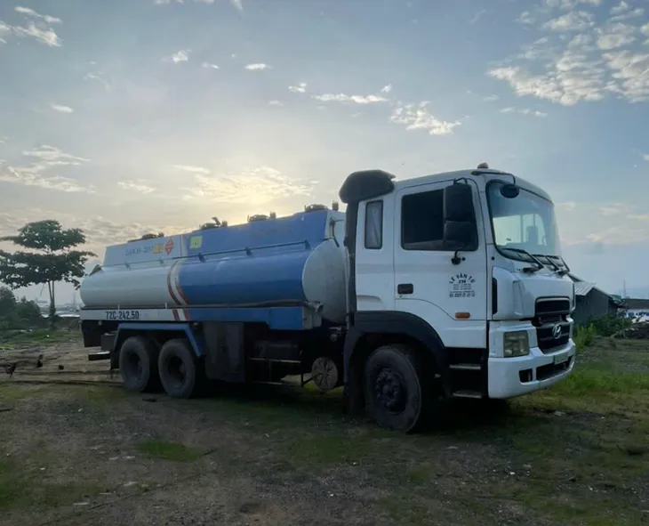 Bắt quả tang buôn lậu xăng dầu quy mô lớn trên sông Thị Vải - Ảnh 2.
