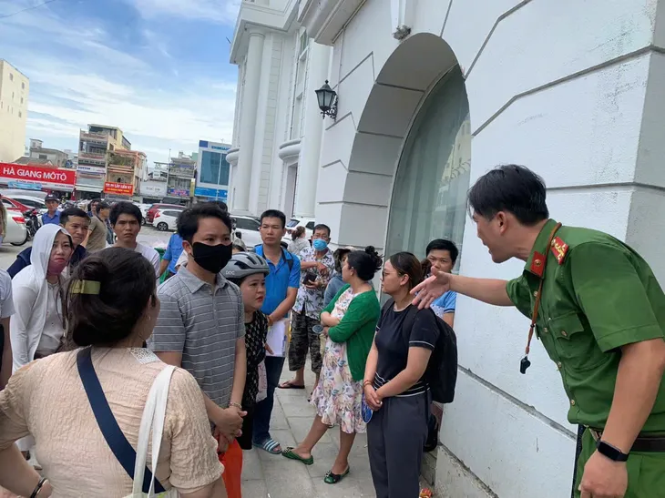 Hàng Trăm Người Xếp Hàng Xuyên Đêm Để Mua Nhà Ở Xã Hội Tại Đà Nẵng - Ảnh 2.